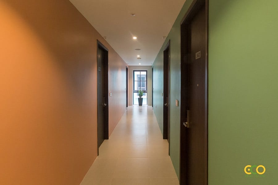 Hành lang khách sạn đầy sắc màu 