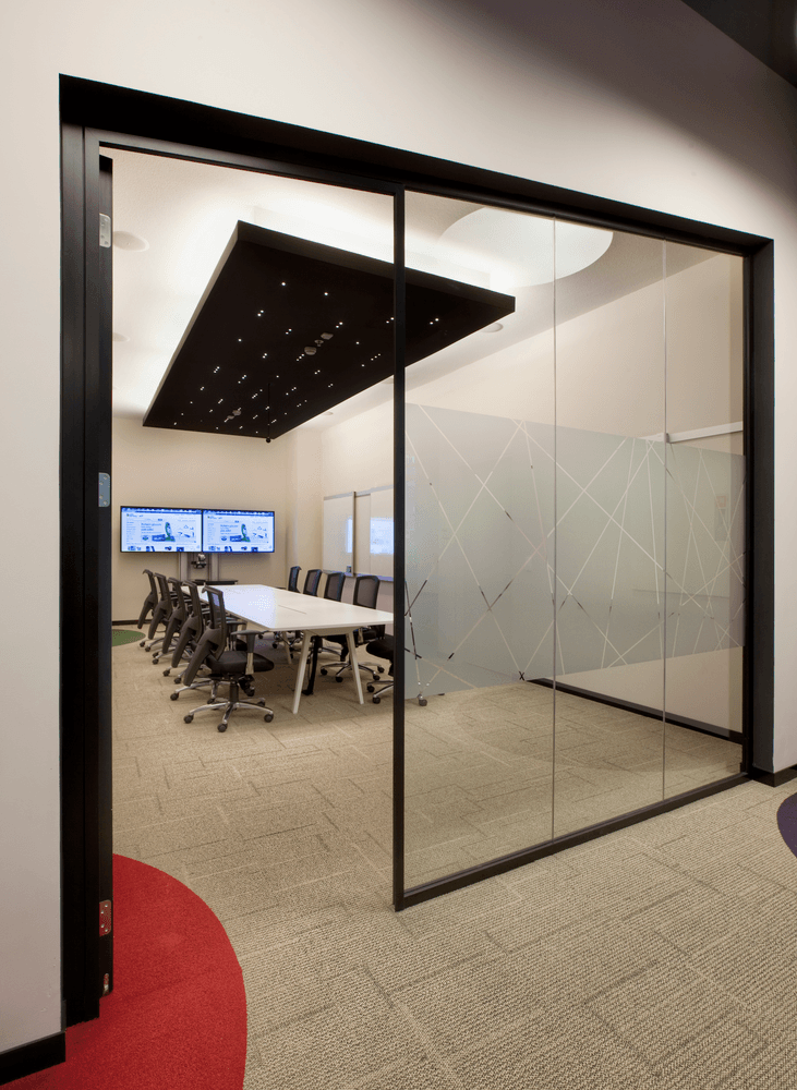 Thiết kế thi công phòng họp công ty rộng rãi