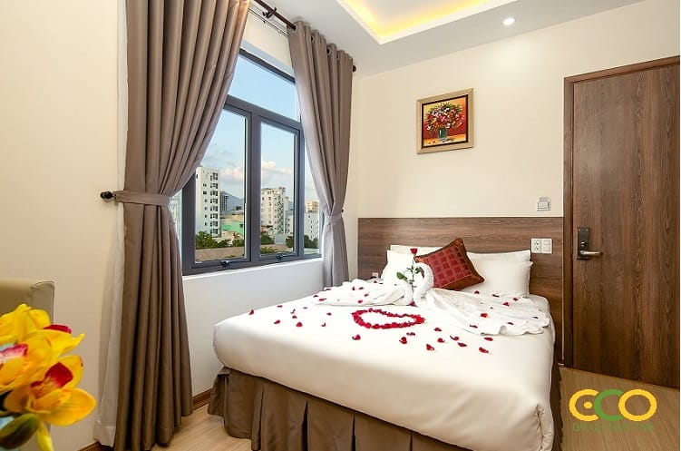 Không gian phòng ngủ khách sạn sang trọng 