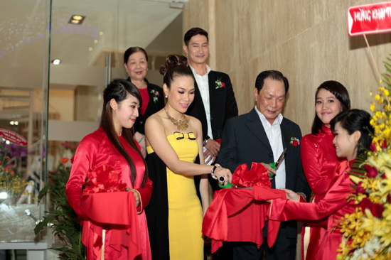 Tòa nhà tiền tỉ của Mỹ Tâm 7 khai truong quan cua my tam