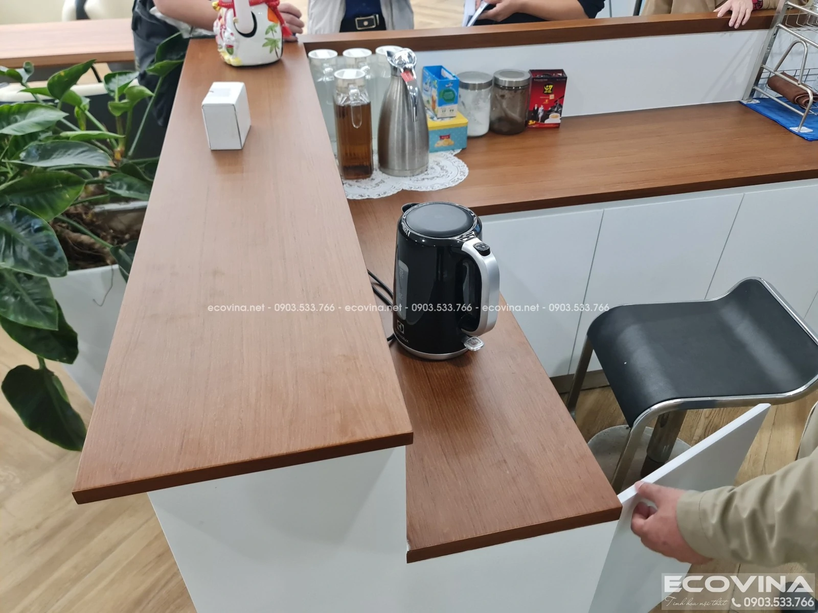 thi cong noi that showroom dep 24